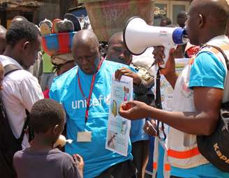 <p>Membros de organizações advertem a população quanto à propagação do surto de ebola na Guiné</p>