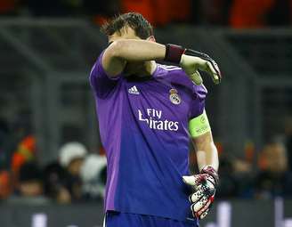 <p>Casillas lamenta depois de tomar dois gols no primeiro tempo; goleiro teve ótima atuação</p>