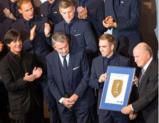 <p>Presidente da Fifa, Joseph Blatter, entrega quadro a Lahm antes da pré-estreia do filme sobre a Copa de 2014</p>