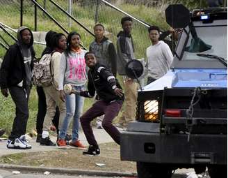 Manifestantes entram em confronto com polícia após funeral de Freddie Gray em Baltimore. 27/04/2015.