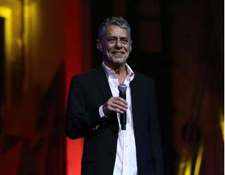 O cantor Chico Buarque apresenta-se durante a entrega do 28º Prêmio da Música Brasileira no Theatro Municipal, na Praça da Cinelândia, no centro do Rio de Janeiro, em 2017.