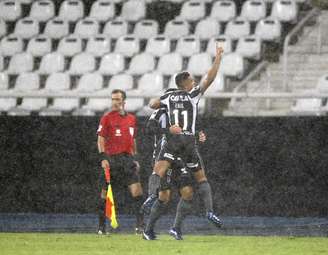 Erik, do Botafogo, comemora o seu gol em partida contra o Defensa y Justicia, válida pela Copa Sul- Americana, no estádio Engenhão, no Rio de Janeiro, nesta quarta-feira, 06.
