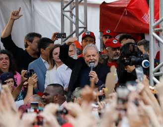 Ex-presidente Luiz Inácio Lula da Silva discursa após deixar prisão em Curitiba
08/11/2019
REUTERS/Rodolfo Buhrer
