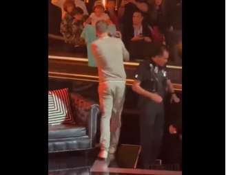 Pique, pouco antes de cair num vão entre o palco e a plateia –