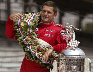 Gil de Ferran comemorando a vitória na Indy 500 de 2003