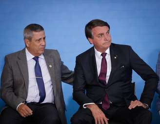 O general e ex-ministro da Defesa, Walter Braga Netto e o ex-presidente Jair Bolsonaro.