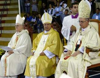 Ao centro, Dom Ilson de Jesus Montanari durante a sua ordenação episcopal, em 2013