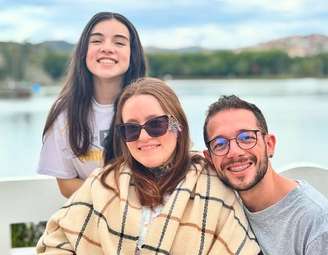 Carolina Arruda em foto ao lado dos familiares