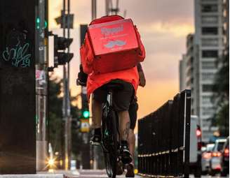 O parecer do projeto de lei que regulamenta o trabalho dos motoristas e entregadores de aplicativos na Câmara propõe um ganho mínimo de R$ 8,50 para os trabalhadores por cada corrida e uma retenção máxima de 30% para as empresas donas das plataformas digitais.