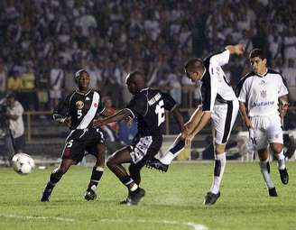 Corinthians foi campeão mundial em duelo com o Vasco no Maracanã, em 2000.