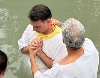 Flávio Bolsonaro batizado no rio Jordão, em Israel, numa repetição de ato feito pelo pai em 2016