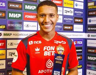 Henrique Carmo recebe prêmio de melhor jogador em vitória do CSKA