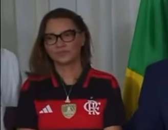 A primeira-dama Rosângela da Silva, a Janja, utiliza colar com imagem de Nossa Senhora Aparecida após perfis de esquerda disseminarem fake news sobre Flávio Bolsonaro.