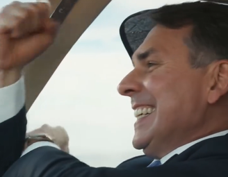 Vídeo gerado por IA transforma Flávio Bolsonaro (PL) em personagem da novela Vale Tudo, após plano de fuga aos Estados Unidos