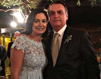 Casamento de Heloísa Wolf e Eduardo Bolsonaro - O presidente Jair Bolsonaro compartilhou foto com a esposa, Michelle, na festa de casamento do filho "03". 