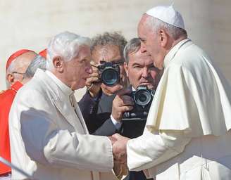 Bento XVI e Francisco durante reunião no Vaticano, em setembro de 2014