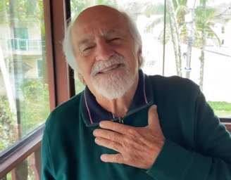 Ary Fontoura, 88, posta vídeo com bolo e agradece seus 2,9 milhões de seguidores