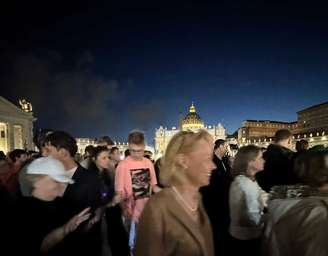 Quase 50 mil pessoas acompanharam a fumaça preta na Praça de São Pedro