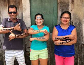 Sabrina com os pais após aprovação no vestibular