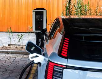 Estação de recarga abastecida por energia solar é tecnologia que une sustentabilidade, inovação e economia