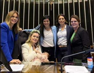 Deputada registrou presença na manifestação nas redes sociais