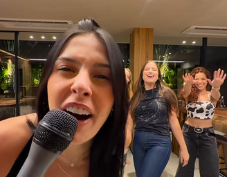 Ana Castela curte noite com as amigas após fim do namoro com Zé Felipe