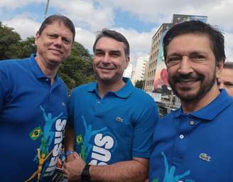 Ricardo Nunes e Tarcísio de Freitas junto com Flávio Bolsonaro na Marcha para Jesus