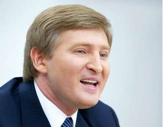 <p>Magnata do aço e carvão da Ucrânia, Rinat Akhmetov, que é considerado principal financiador de Viktor Yanukovych, responde a perguntas de jornalistas em Kiev, nesta foto de arquivo de março de 2006</p>