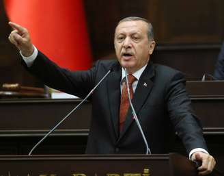 Autoridades turcas ligadas a Erdogan (foto) lançaram investigação judicial sobre escândalo de corrupção de seus inimigos políticos