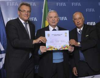 Valcker, Marin e Del Nero assinam acordo que trará investimentos ao futebol de base no Brasil