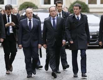 <p>O presidente francês, Francois Hollande (centro), o primeiro-ministro Manuel Valls (à direita) e ministro do Interior, Bernard Cazeneuve (à esquerda) deixam o Ministério do Interior, após uma reunião de crise com prefeitos franceses em Paris, em 09 de janeiro </p>