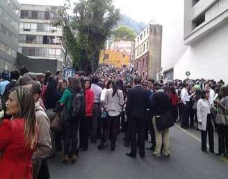 <p>Fotos nas redes sociais mostram prédios evacuados e pessoas nas ruas de Bogotá</p>