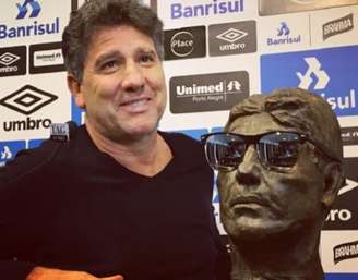 Renato concedeu uma entrevista coletiva nesta sexta-feira ao lado do busto esculpido por Sérgio Coirolo (Foto: Mateus Bruxel / Agencia RBS)