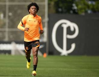 Willian trabalhou em campo nos últimos dias, mas separado do restante do elenco (Foto: Rodrigo Coca/Corinthians)