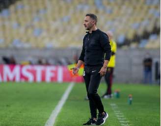 Vítor Pereira à beira do gramado no Maracanã (Foto: Rodrigo Coca/Agência Corinthians)