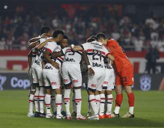 Jogadores se abraçam no meio do campo (Photo by Rubens Chiri)