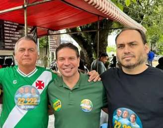 Bolsonaro participa de agenda de rua com Alexandre Ramagem no Rio de Janeiro