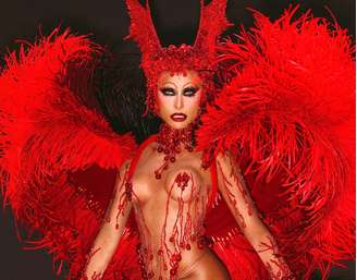 Sabrina se veste como vampira para a Unidos da Vila Isabel