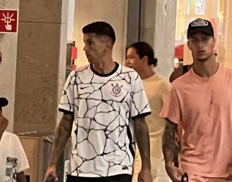Cancelo esteve recentemente no Brasil e desfilou com a camisa do Corinthians – Reprodução/Internet