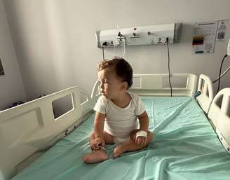 Mãe fez alerta para sempre desconfiar que engasgo ocorreu com bateria caso não tenha prova contrária