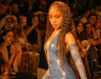 Normani desfila para a Dendezeiro 