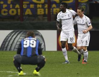Autor do gol que deu a classificação para o Tottenham, Adebayor teria sido vítima de racismo