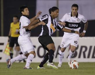 Cercado pela marcação, Ronaldinho tenta jogada no campo ofensivo