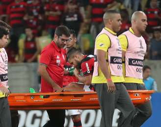 Autor de um dos gols da vitória do Flamengo sobre o Atlético-PR pela Libertadores, o meia Diego deixou o campo com dores no joelho