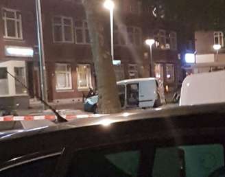 Polícia holandesa investiga van encontrada com cilindros de gás perto de uma casa de shows em Roterdã, na Holanda 23/08/2017 Redes Sociais/Divulgação via REUTERS