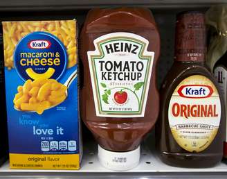 Produtos da Kraft Heinz na prateleira de um supermercado em Nova York. 25/5/2015.   REUTERS/Brendan McDermid/