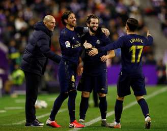 Jogadores do Real Madrid comemoram gol com o técnico Zidane