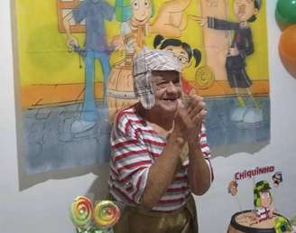 Celinha Manhaes publicou foto do avô, que comemorou 92 anos de idade com o tema 'Chaves', e imagem viraliza