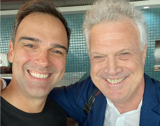 Fatores genéticos, alimentação, hábitos de vida e até medicamentos podem influenciar na cor da dentição