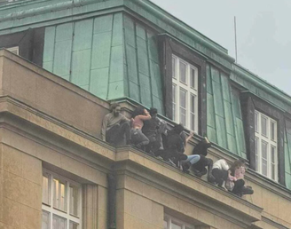 Estudantes se escondem de atirador em prédio universitário Praga, na República Tcheca, nesta quinta-feira, 21